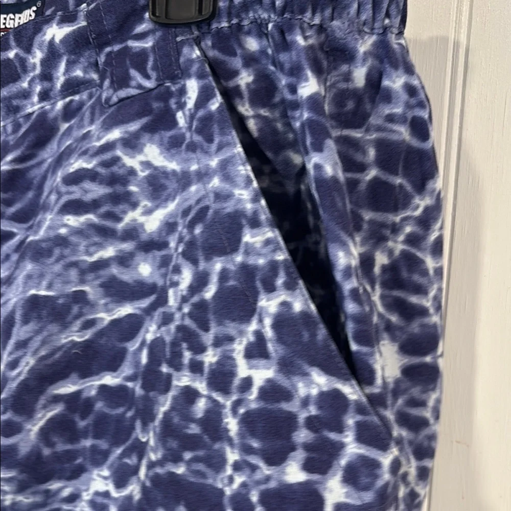 Reel Legends performance, nylon multi pocket, Blue active wear Shorts size L